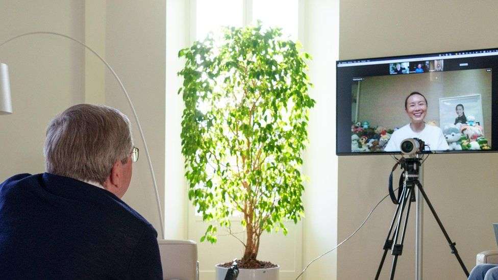 Tenistja kineze Peng Shuai zhvillon një bisedë me kreun e IOC-së, Bach