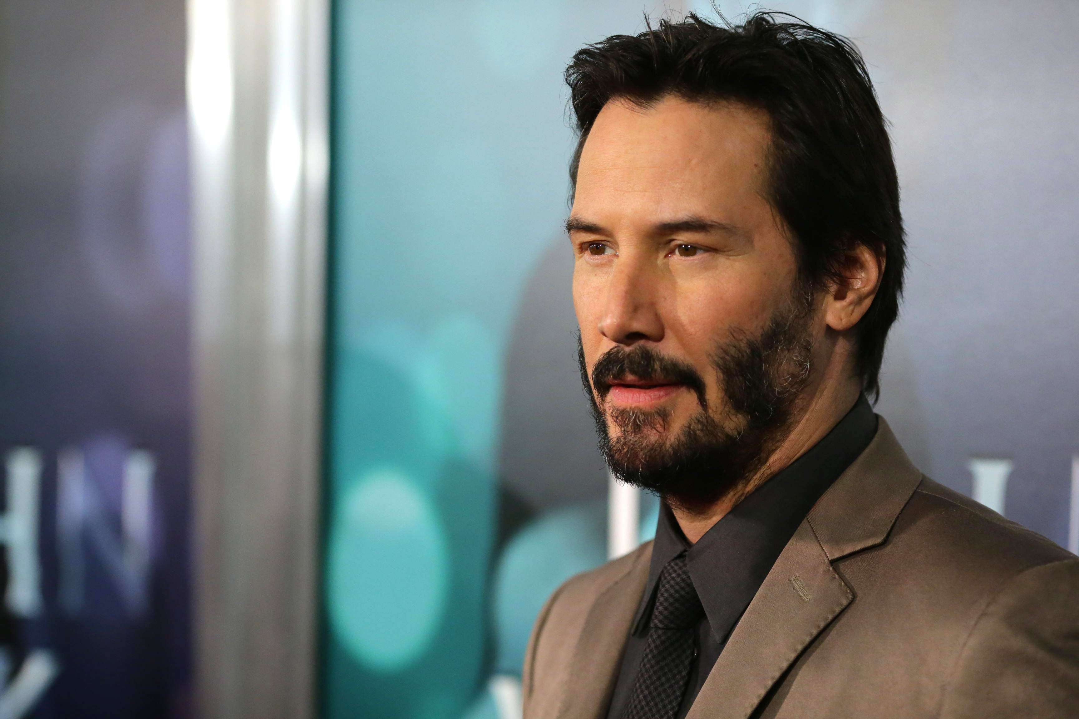 Keanu Reeves tregon si kërceu nga ndërtesa 46-katëshe 19 herë në xhirimet e “The Matrix 4”