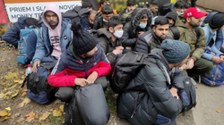 Migrantët ngrenë kamp torturimi në kufirin Maqedoni – Serbi, keqtrajtuan e dhunuan të tjerët