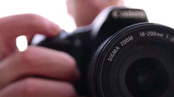 20-vjeçari fotograf, kamerën e merr kudo që shkon