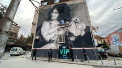 Vendoset reklamë mbi muralin e Nexhmije Pagarushës në Prishtinë, Komuna thotë se do ta heqë