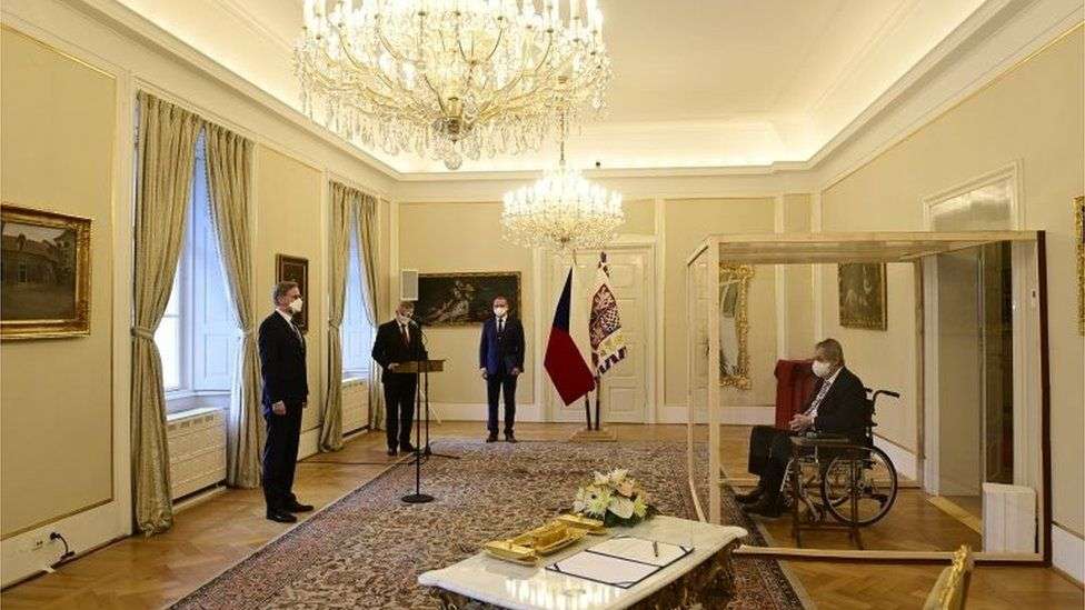 Presidenti çek me COVID-19 merr pjesë në betimin e kryeministrit
