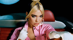 Dua Lipa nuk duket në humor të mirë rrugëve të Londrës