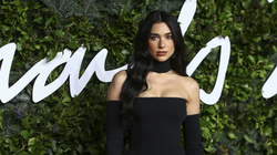 Dua Lipa merr gjithë vëmendjen në ceremoninë “Fashion Awards”
