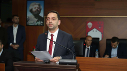 Fadil Nura betohet si kryetar i Skenderajt