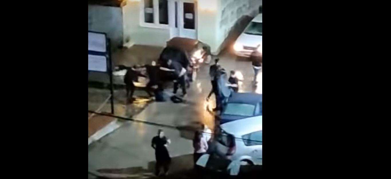 Rrahje në veri të Mitrovicës, tre persona përfundojnë në spital