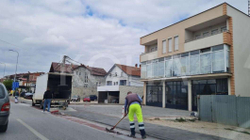 Dëmtohet shiriti për biçiklistë, kompania fillon ta heqë pak ditë pas punimeve në Podujevë