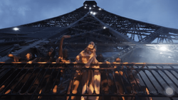 Rita Ora pushton Kullën e Eiffelit me spektaklin e frymës parisiene
