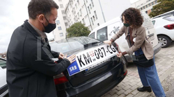 PSD-ja u vendos letra ngjitëse veturave zyrtare para Qeverisë