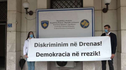 Drenori proteston para Ambasadës Amerikane dhe KQZ-së, paralajmëron padi për Lladrovcin
