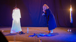 Liria e gruas dhe artistes lidh në “FemArt” teatrin e letërsinë