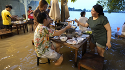 Restoranti i përmbytur kthehet në atraksion në Tajlandë
