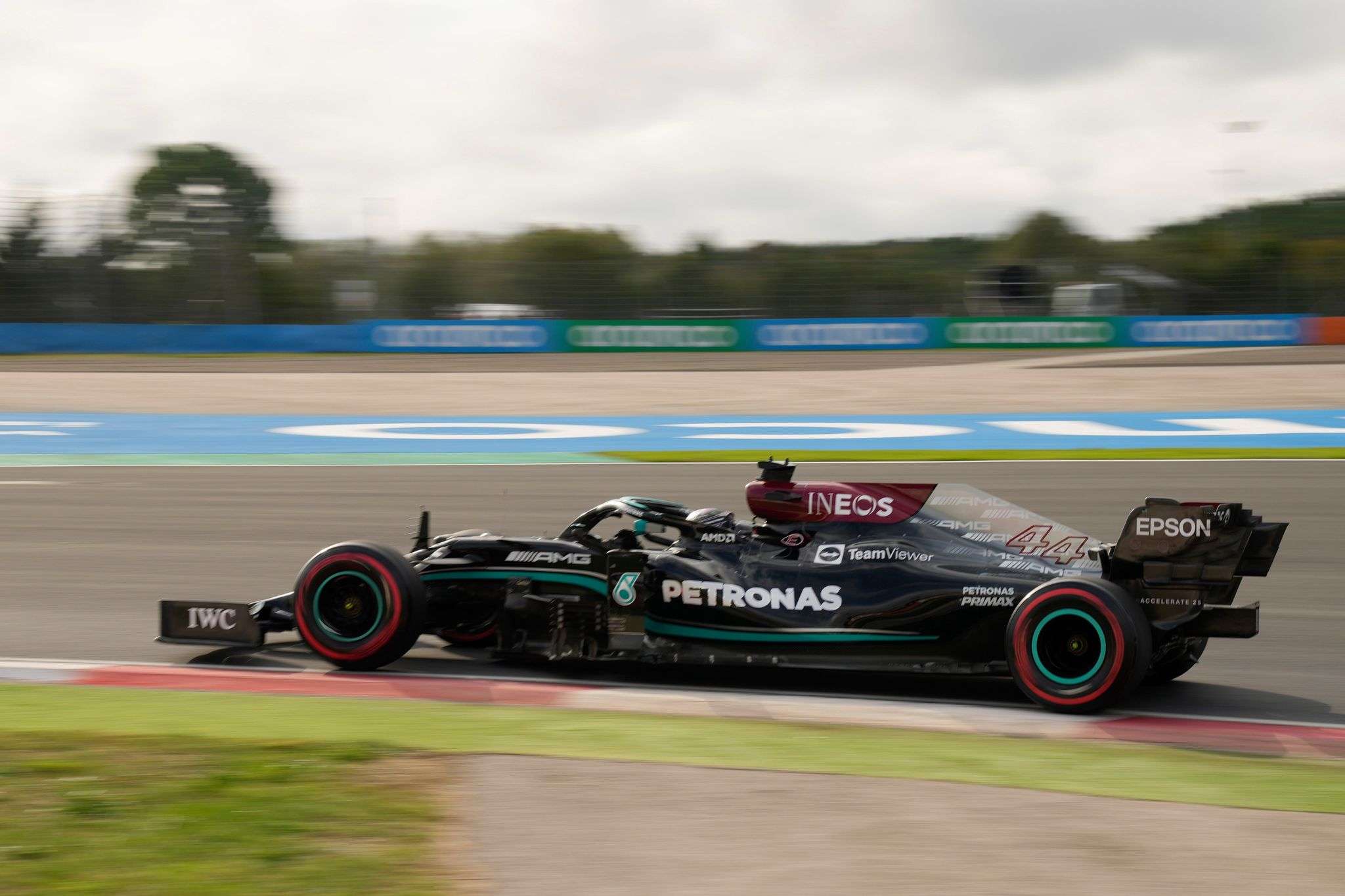 Hamilton më i shpejti, por e nis garën nga vendi i 11-të