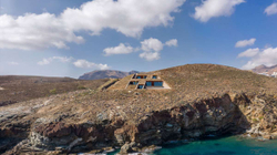 Shtëpia superluksoze e ndërtuar brenda shkëmbit në bregdetin e Greqisë