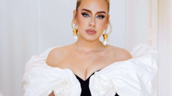 Adele befason fansat, luan një pjesë të këngës që ende s'e ka publikuar