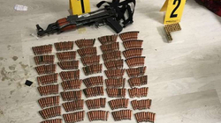 Konfiskohet arsenal armësh në Pejë e Prizren, arrestohen 5 persona