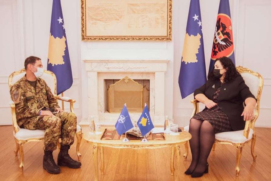 Gjeneralmajori i KFOR-it dekorohet me Medaljen Presidenciale e Ushtarake
