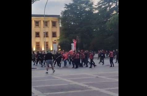 Pamje të incidentit mes tifozë shqiptarë e polakë para ndeshjes në Tiranë