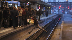 Treni godet për vdekje tre emigrantë në Francë që dyshohet se po flinin nën binarë