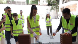 Dua Lipa e entuziazmuar, nisi punën “Sunny Hill Kindergarten” në Tiranë