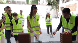 Dua Lipa e entuziazmuar, nisi punën “Sunny Hill Kindergarten” në Tiranë