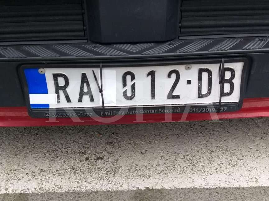 58 mijë vetura të Serbisë me targa me stikera