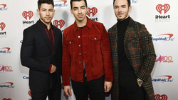 Emisioni special “Jonas Brothers Family Roast” së shpejti në Netflix