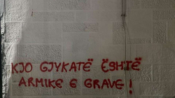 Themelorja në Pejë mbushet me mbishkrime pas dënimit me 8 muaj burgim dhunuesit të të miturës