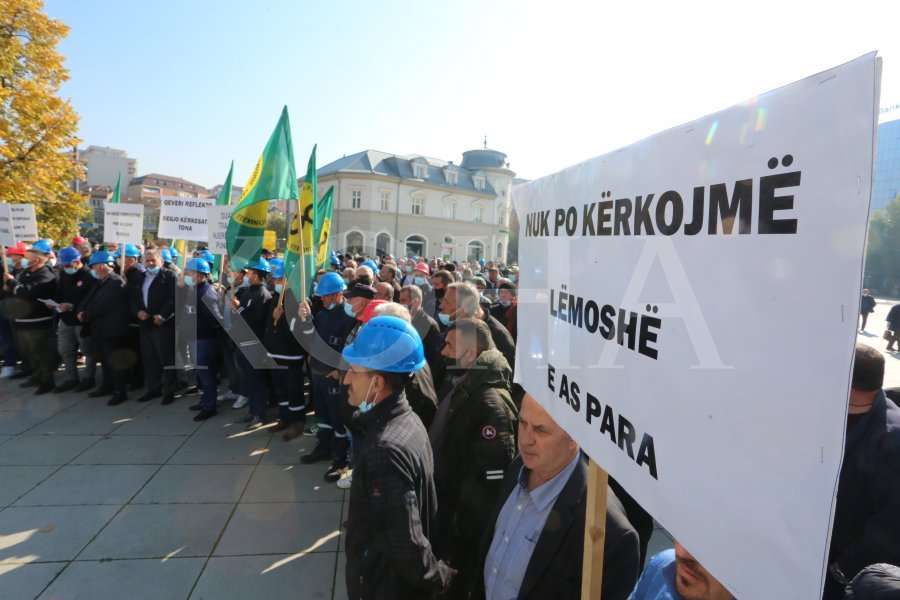 Punëtorët e Ferronikelit kërkojnë ndihmë nga shteti, Qeveria u thotë t’i drejtohen menaxhmentit