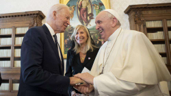 Të qeshura dhe shtrëngime duarsh në takimin 90 minutësh Biden-Papa Françesku