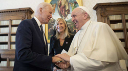 Të qeshura dhe shtrëngime duarsh në takimin 90 minutësh Biden-Papa Françesku