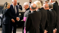 Pse takimi me Papën është kaq i rëndësishëm për Bidenin?