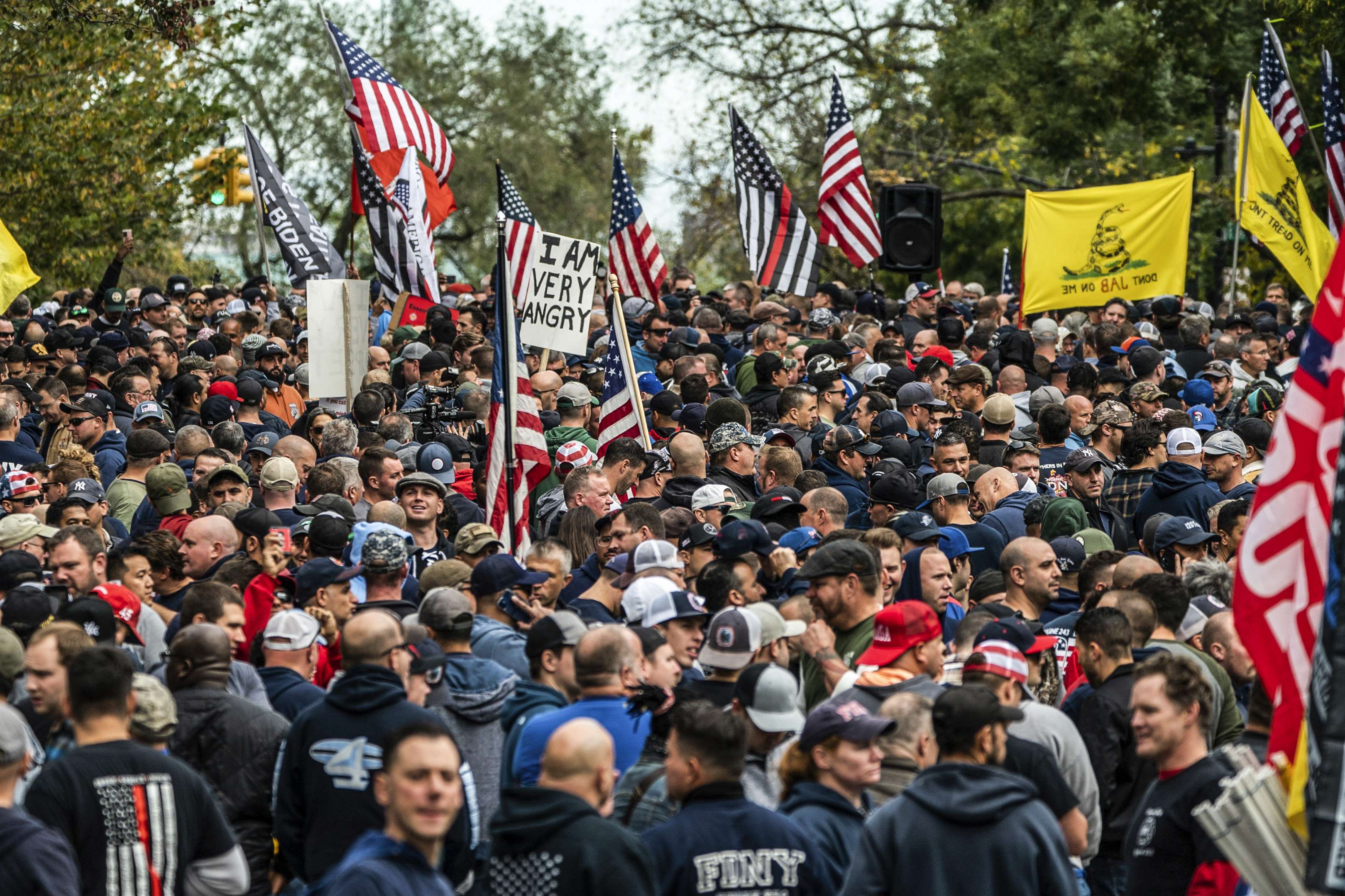 Zjarrfikësit protestojnë në New York, nuk duan të vaksinohen