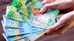 Dyshohet se në një bankë në Suharekë u deponuan mbi 10 mijë franga të falsifikuara
