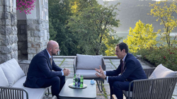 Kurti takohet me presidentin e KE-së, i thotë se qytetarët e Kosovës po mbahen peng