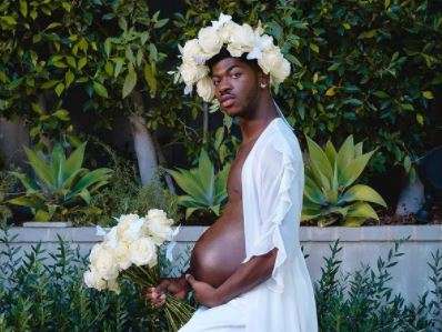 Lil Nas X me fotografi shtatzënie, thotë se po pret albumin e tij