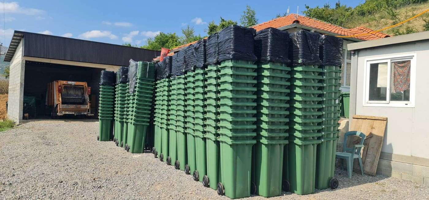 Komuna e Rahovecit po shpërndanë 4572 kontejnerë për amvisëri, grant nga GIZ-i