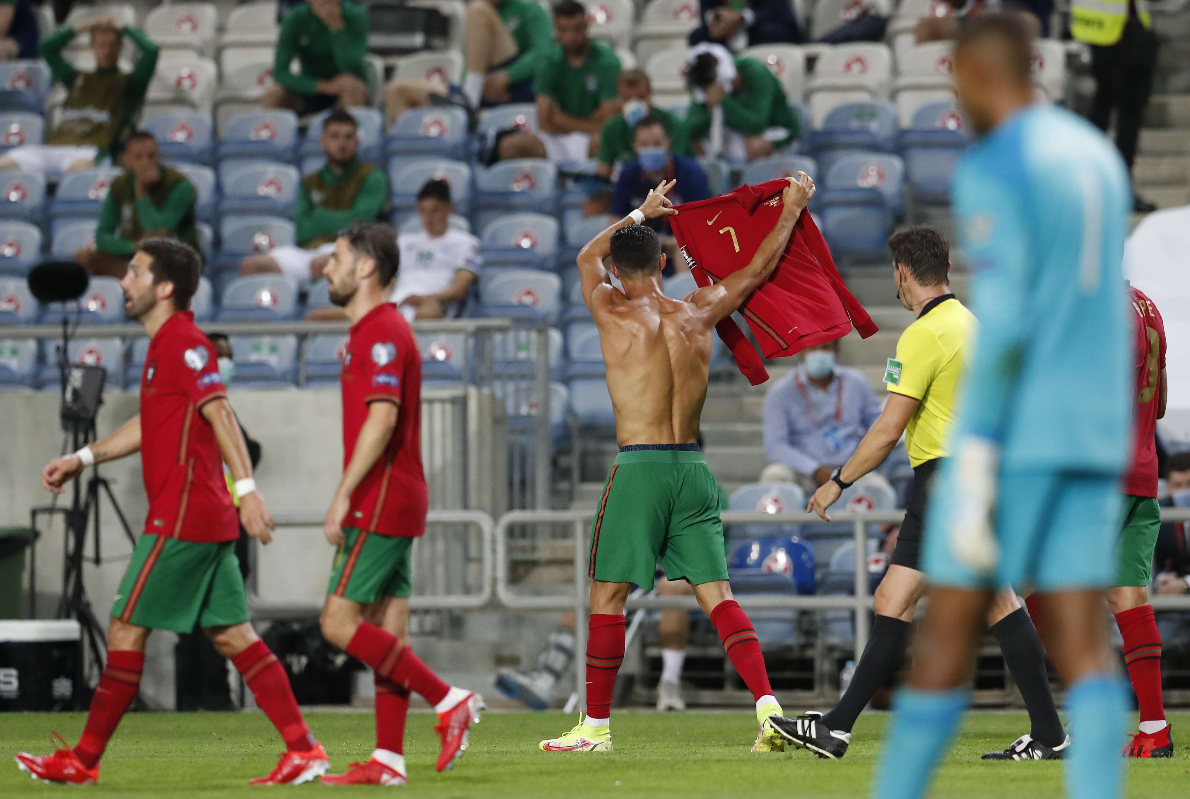 Ronaldo pranon certifikatën e “Guinnessit” për rekordin me Portugalinë