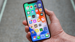 Apple shtyn planin për të skanuar iPhonët për abuzim të fëmijëve