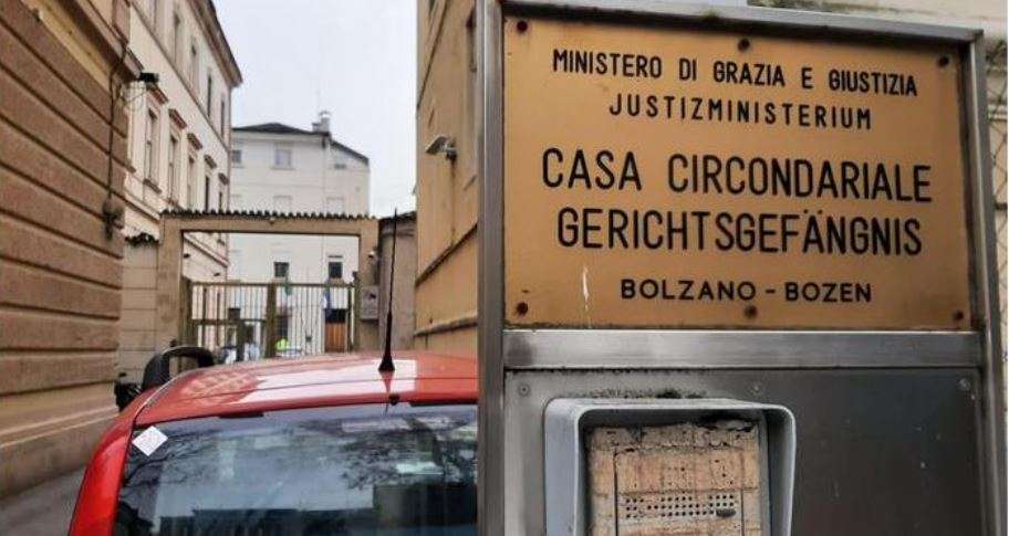 Arrestohet shqiptari në Itali, lidhi gruan në karrige dhe e torturoi për orë të tëra duke i drejtuar thikën