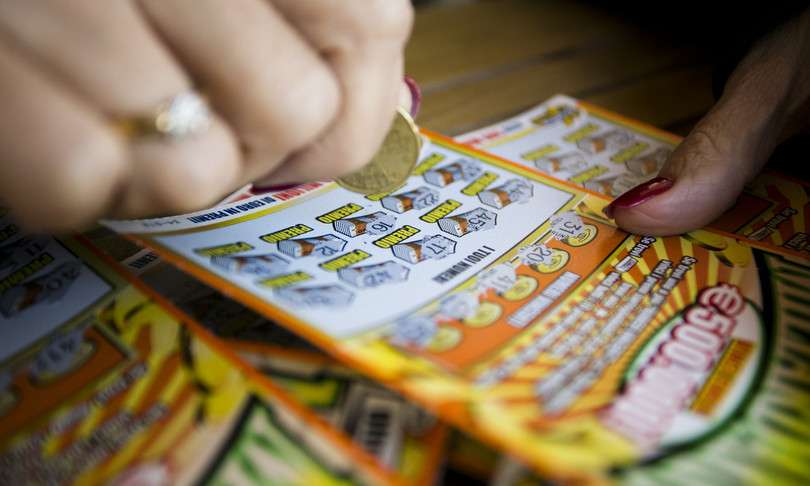 Italiani ikën me tiketën fituese prej 500,000 euro të lojës “gërvisht dhe fito” të klientës 