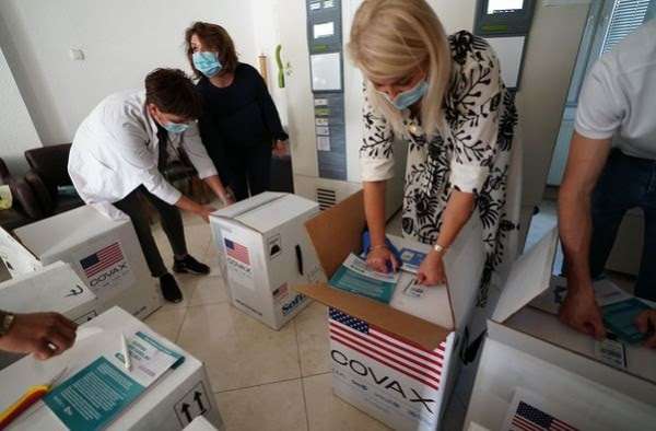 SHBA-ja për vaksinat e dhuruara: Do t’ia mundësojnë Kosovës t’i mbrojë më shpejt qytetarët e saj