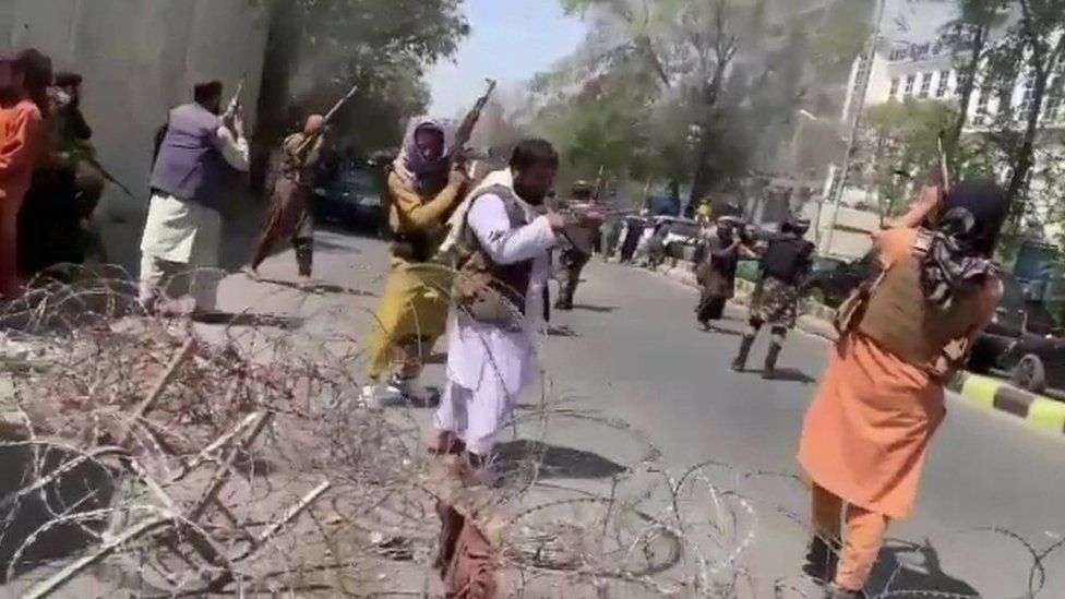 Talebanët shtien në ajër në shenjë paralajmërimi në protestën në Kabul 