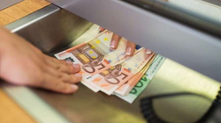 Tërhoqi nga banka në Ferizaj shumë para duke keqpërdorur identitetin e një klienti