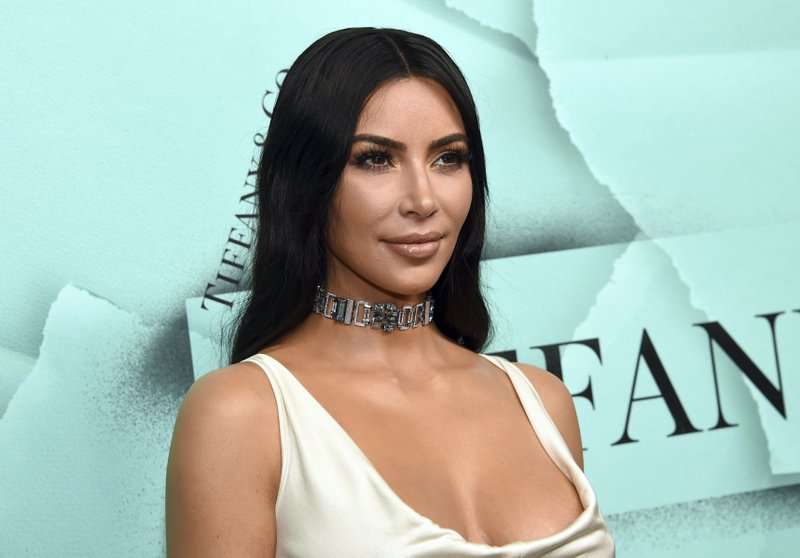 Kim Kardashiani fsheh fytyrën në një paraqitje në New York