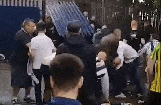 Pamje të rrahjes mes tifozëve në futbollin anglez, njëri shihet pa ndjenja