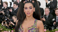 Sonte yjet e showbizit sjellin glamur mbi qilimin e kuq të ngjarjes “Met Gala”
