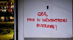 Muret në Drenas mbulohen me mbishkrime kundër shtypjes ndaj grave e LGBTI-së