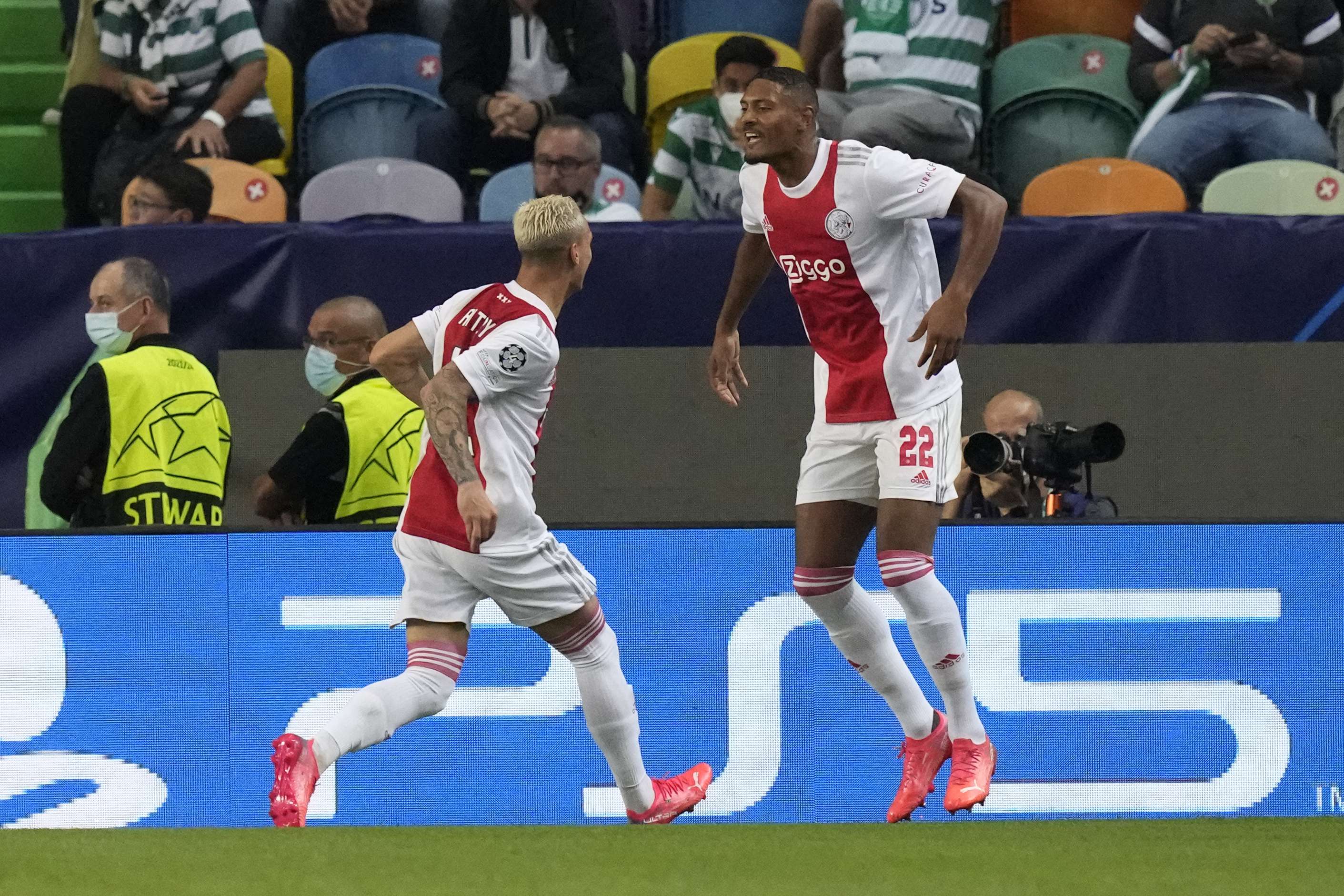 Haller realizon katër gola, Ajaxi po kryeson thellë ndaj Sportingut