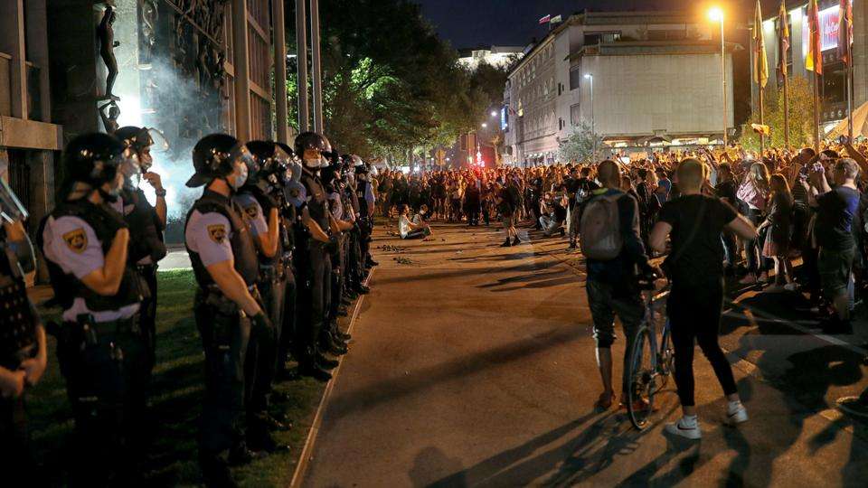Protestuesit në Slloveni tentojnë të hynë në parlament, policia përdorë lotsjellës
